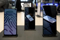 Các mẫu điện thoại thông minh của Samsung được trưng bày tại Triển lãm Thế giới di động ở Barcelona, Tây Ban Nha. (Nguồn: AFP/TTXVN) 