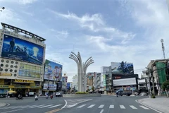 Vòng xoay Đèn 4 Ngọn, Quốc lộ 91 qua thành phố Long Xuyên vắng người và phương tiện lưu thông trong thời gian áp dụng Chỉ thị 16. (Ảnh: Thanh Sang/TTXVN) 