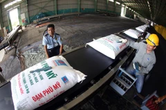 Vận chuyển đạm Phú Mỹ tại kho sản phẩm của Tổng công ty tại Cần Thơ. (Ảnh minh họa: Huy Hùng/TTXVN) 