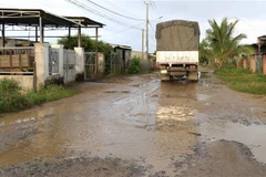 Đường làng Chiêu Liêu, xã An Trung, Kông Chro, Gia Lai bị hư hỏng nghiêm trọng gây mất an toàn giao thông. (Ảnh: Hồng Điệp/TTXVN)