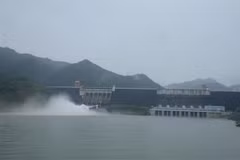 Đây là lần đầu tiên trong năm 2022, Thủy điện Sơn La phải mở cửa xả lũ. (Ảnh: Quang Quyết/TTXVN) 