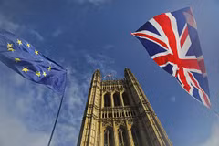 Cờ Anh (phải) và cờ EU tại London, Anh, ngày 17/10/2019. (Nguồn: AFP/TTXVN) 