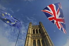 Cờ Anh (phải) và cờ EU tại London, Anh, ngày 17/10/2019. (Nguồn: AFP/TTXVN) 