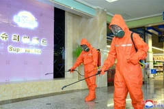 Nhân viên phun thuốc khử trùng nhằm ngăn chặn sự lây lan của dịch COVID-19 tại Bình Nhưỡng, Triều Tiên, ngày 29/3/2022. (Ảnh: YONHAP/TTXVN) 