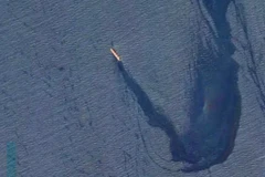 Hình ảnh từ Bộ Chỉ huy trung tâm Mỹ cho thấy tàu chở dầu của Anh bị rò rỉ sau khi bị lực lượng Houthi tấn công ngày 6/3/2024. (Ảnh minh họa: AFP/TTXVN)