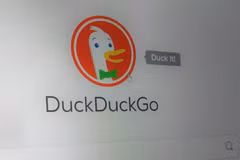 DuckDuckGo bị chặn do người dùng thường xuyên khiếu nại về tình trạng xuất hiện tràn lan các nội dung cờ bạc, khiêu dâm trực tuyến trong kết quả tìm kiếm của công cụ này. (Nguồn: Independent)