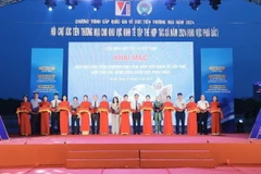 Đại biểu cắt băng khai mạc Hội chợ xúc tiến thương mại cho khu vực kinh tế tập thể, hợp tác xã năm 2024 (khu vực phía Bắc). (Ảnh: Minh Quyết/TTXVN)