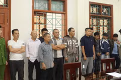 Các đối tượng đánh bạc dưới hình thức xóc đĩa bị bắt giữ. (Ảnh: Trịnh Duy Hưng/TTXVN)