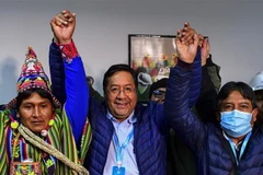 Ông Luis Arce (giữa) mừng chiến thắng tại La Paz, Bolivia, ngày 19/10/2020. (Nguồn: AFP/TTXVN) 