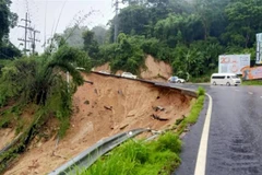 Một đoạn đường đã bị lở sau nhiều ngày mưa lớn. (Ảnh: TTXVN phát)