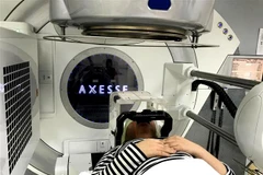 Bệnh nhi được điều trị với máy xạ phẫu gia tốc hiện đại. (Nguồn: TTXVN phát) 