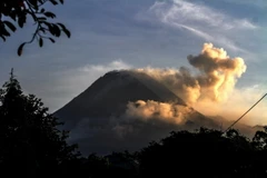 Núi lửa Merapi nằm ở ranh giới các tỉnh Trung Java và Yogyakarta của Indonesia phun tro bụi, ngày 9/4/2023. (Ảnh: AFP/TTXVN)