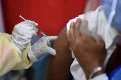 Nhân viên y tế được tiêm vaccine ngừa COVID-19 tại bệnh viện ở Caracas, Venezuela, ngày 19/2/2021. (Nguồn: AFP/TTXVN) 