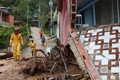 Ngôi nhà bị phá hủy lo lũ lụt và lở đất tại Sao Sebastiao, Sao Paulo, Brazil, ngày 22/2/2023. (Ảnh: THX/TTXVN)