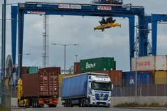 Xe tải chở hàng tại cảng container ở Belfast, Bắc Ireland. (Ảnh: Shutterstock)