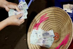 Các đối tượng cùng tang vật bị bắt quả tang. (Ảnh: TTXVN phát)