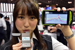 Nhân viên Công ty điện tử Kyocera của Nhật Bản giới thiệu mẫu điện thoại có thể cung cấp thông số về sức khỏe của người sử dụng thông qua hơi thở tại triển lãm công nghệ tiên tiến (CEATEC) tại Chiba, ngoại ô Tokyo, Nhật Bản. (Nguồn: AFP/TTXVN) 