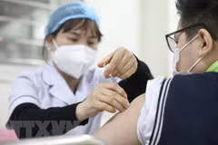Nhân viên y tế tiêm vaccine phòng COVID-19 cho học sinh lớp 6 tại điểm tiêm chủng trường THCS Lê Ngọc Hân, quận Hai Bà Trưng, Hà Nội, vào sáng 17/4. (Ảnh: Minh Quyết/TTXVN) 