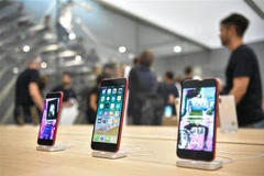 Điện thoại iPhone của Apple được bày bán tại một cửa hàng ở Milan, Italy. (Ảnh: AFP/TTXVN) 