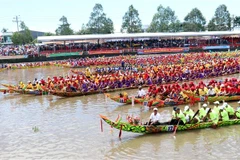 Các đội ghe Ngo tập kết chuẩn bị thi đấu tại giải đua ghe Ngo Sóc Trăng 2020. (Ảnh: Trung Hiếu/TTXVN) 