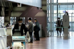 Hành khách chờ làm thủ tục tại sân bay quốc tế Incheon, phía tây thủ đô Seoul, Hàn Quốc, ngày 8/10/2020. (Nguồn: Yonhap/TTXVN) 