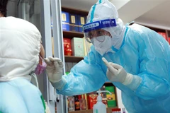 Nhân viên y tế lấy mẫu xét nghiệm COVID-19 cho người dân tại tỉnh Hà Bắc, Trung Quốc ngày 31/10/2021. (Ảnh: THX/TTXVN) 