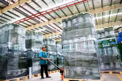 Công ty trách nhiệm hữu hạn CCGrass Việt Nam, chuyên sản xuất thảm cỏ nhân tạo, có vốn nước ngoài đầu tư tại khu công nghiệp Phước Đông, huyện Gò Dầu, tỉnh Tây Ninh. (Ảnh: Hồng Đạt/TTXVN)