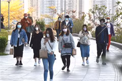 Người dân đeo khẩu trang phòng COVID-19 tại Hong Kong, Trung Quốc ngày 10/3/2022. (Ảnh: THX/TTXVN) 