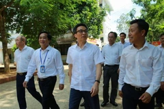 Phó Thủ tướng Vũ Đức Đam kiểm tra tình hình triển khai dự án đầu tư xây dựng Đại học Quốc gia Hà Nội tại Hòa Lạc. (Ảnh: Văn Điệp/TTXVN) 