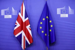 Quốc kỳ Anh (trái) và cờ Liên minh châu Âu (EU). (Ảnh: AFP/TTXVN)