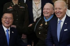 Ông Moon Jae-in đã chứng kiến ông Biden trao Huân chương Danh dự cho cựu chiến binh Chiến tranh Triều Tiên 94 tuổi Ralph Puckett. (Nguồn: AP) 