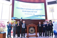 Ông Đào Ngọc Thanh, Chủ tịch Hội đồng Quản trị Vinaconex, hoàn thành nghi thức đánh cồng chiêng phiên giao dịch đầu của VCG tại HoSE. (Ảnh: Thu Hằng/TTXVN) 