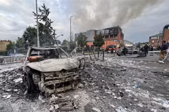 Ôtô bị đốt cháy trong cuộc biểu tình tại Paris, Pháp, ngày 29/6/2023. (Ảnh: AFP/TTXVN)