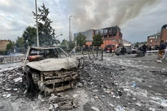 Ôtô bị đốt cháy trong cuộc biểu tình tại Paris, Pháp, ngày 29/6/2023. (Ảnh: AFP/TTXVN)