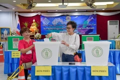 Kiều bào Bangkok bỏ phiếu bầu đại diện ưu tú cho hội. (Ảnh: Huy Tiến/TTXVN)