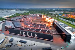 Địa điểm biểu diễn tạm thời Adele Arena với sức chứa 80.000 người được xây dựng trong vòng 3 tháng, với kinh phí khoảng 130 triệu euro chỉ để phục vụ 10 đêm diễn của ca sỹ Adele tại thành phố Munich. (Ảnh: DPA/TTXVN phát)