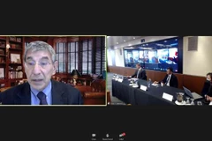 Ông Jonathan Fried, cựu Đại sứ Canada tại Tổ chức Thương mại Thế giới và Nhật Bản (bên trái); và ông Kevin Sullivan, ông Jonathan Berkshire Miller, Tiến sỹ Nguyễn Đài Trang (bên phải) dự hội thảo. (Ảnh: TTXVN phát) 