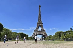 Khu vực tháp Eiffel ở Paris, Pháp ngày 3/8/2022. (Ảnh: AFP/TTXVN) 