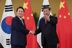 Tổng thống Hàn Quốc Yoon Suk-yeol (trái) và Chủ tịch Trung Quốc Tập Cận Bình tại cuộc gặp bên lề Hội nghị thượng đỉnh G20 ở Bali, Indonesia, ngày 15/11/2022. (Ảnh: Yonhap/TTXVN)