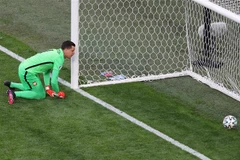 Thủ môn Ba Lan Wojciech Szczesny đã không thể ngăn được bàn thắng do hậu vệ Slovakia Milan Skriniar thực hiện trong trận đấu tại vòng chung kết EURO 2020 ở Saint Petersburg, Nga ngày 14/6/2021. (Nguồn: AFP/TTXVN) 