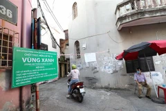 Hầu hết người dân đều đồng lòng, vui vẻ, tự nguyện thực hiện các nội quy nhằm bảo vệ vùng xanh của khu dân cư mình sinh sống. (Ảnh: Thanh Tùng/TTXVN) 