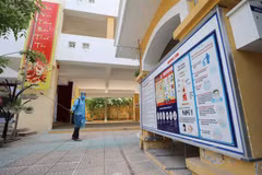 Phun khử khuẩn tại điểm thi Trường Trung học Phổ thông Trần Nhân Tông, quận Hai Bà Trưng. (Ảnh: Thanh Tùng/TTXVN) 