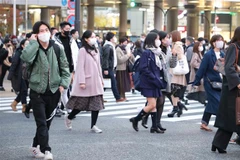 Người dân đeo khẩu trang phòng lây nhiễm COVID-19 tại Tokyo, Nhật Bản, ngày 12/12/2020. (Nguồn: THX/TTXVN) 