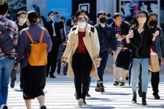 Người dân đeo khẩu trang phòng dịch COVID-19 tại Tokyo, Nhật Bản ngày 18/4/2021. (Ảnh: AFP/TTXVN) 