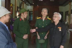 Các cựu chiến binh Sư đoàn 320 gặp mặt, trò chuyện với cựu chiến binh Ngô Quận (73 tuổi), Đội Trưởng Đội trinh sát An ninh vũ trang của huyện Hải Lăng (ngoài cùng bên phải) tại Thành cổ Quảng Trị. (Ảnh: TTXVN phát) 
