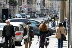 Người dân đeo khẩu trang nhằm ngăn chặn sự lây lan của dịch COVID-19 tại Milan, Italy ngày 18/4/2020. (Nguồn: THX/TTXVN) 