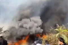 Nhân viên cứu hộ tập trung vào việc dập lửa và tìm kiếm các nạn nhân. (Nguồn: Indiatvnews)