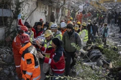 Nhân viên cứu hộ đưa nạn nhân ra khỏi đống đổ nát. (Nguồn: AFP)