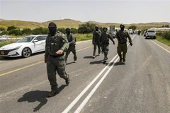 Binh sỹ Israel được triển khai gần giao lộ Hamra, phía Bắc thung lũng Jordan, Khu Bờ Tây, sau một vụ tấn công bằng súng ngày 7/4/2023. (Ảnh: AFP/TTXVN)