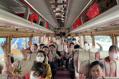 Chuyến xe nghĩa tình khởi hành đưa công nhân về quê đón Tết. (Ảnh: TTXVN phát)